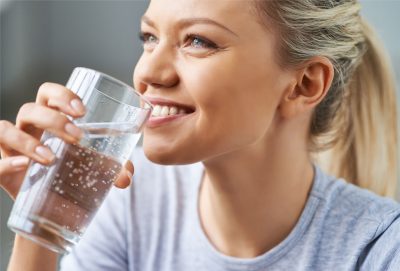 فواید نوشیدن آب کافی در طول روز