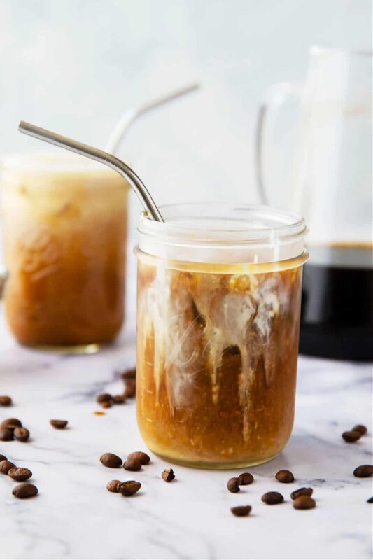  قهوه سرد یا Cold Brew سرو شده در ماگ شیشه‌ای با یخ