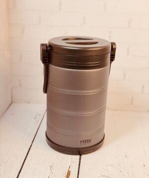 کول باکس پرتابل تایسو TYESO بزرگ حجم 6.6لیتر کد TS-01037 استیل ضد زنگ استیل دوجداره 304 ظرفیت بالا بدون نشتی عایق بادوام طراحی زیبا،شیک و بادوام قابلیت نگه داری دما سرد و گرم مناسب برای کمپینگ و سفر دارای دسته محکم و قابل حمل  مجهز به یک دسته ارگونومیک تقویت شده قفل های جانبی ایمن برای حمل اسان و جا به جایی پایدار، حتی در صورت پر بودن رنگ‌های معمولی: سفید، صورتی، مشکی، سبز اندازه محصول: 220.6*37.7 سانتی‌متر مکانیزم قفل دو طرفه، آب‌بندی محکم را برای جلوگیری از نشت و ریختن تضمین می‌کند و محتویات را تازه و تمیز نگه می‌دارد.  ساخته شده از آستر داخلی PP بدون BPA، بدون PVC، سازگار با محیط زیست با عایق فوم PU - ایمن، بادوام و بدون بو. مناسب برای پارک، ساحل، پیک‌نیک، کمپینگ، سفرهای جاده‌ای، ماهیگیری یا هر ماجراجویی دیگر در فضای باز.