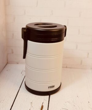 کول باکس پرتابل تایسو TYESO بزرگ حجم 6.6لیتر کد TS-01037 استیل ضد زنگ استیل دوجداره 304 ظرفیت بالا بدون نشتی عایق بادوام طراحی زیبا،شیک و بادوام قابلیت نگه داری دما سرد و گرم مناسب برای کمپینگ و سفر دارای دسته محکم و قابل حمل  مجهز به یک دسته ارگونومیک تقویت شده قفل های جانبی ایمن برای حمل اسان و جا به جایی پایدار، حتی در صورت پر بودن رنگ‌های معمولی: سفید، صورتی، مشکی، سبز اندازه محصول: 220.6*37.7 سانتی‌متر مکانیزم قفل دو طرفه، آب‌بندی محکم را برای جلوگیری از نشت و ریختن تضمین می‌کند و محتویات را تازه و تمیز نگه می‌دارد.  ساخته شده از آستر داخلی PP بدون BPA، بدون PVC، سازگار با محیط زیست با عایق فوم PU - ایمن، بادوام و بدون بو. مناسب برای پارک، ساحل، پیک‌نیک، کمپینگ، سفرهای جاده‌ای، ماهیگیری یا هر ماجراجویی دیگر در فضای باز.