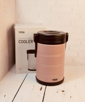 کول باکس پرتابل تایسو TYESO بزرگ حجم 6.6لیتر کد TS-01037 استیل ضد زنگ استیل دوجداره 304 ظرفیت بالا بدون نشتی عایق بادوام طراحی زیبا،شیک و بادوام قابلیت نگه داری دما سرد و گرم مناسب برای کمپینگ و سفر دارای دسته محکم و قابل حمل  مجهز به یک دسته ارگونومیک تقویت شده قفل های جانبی ایمن برای حمل اسان و جا به جایی پایدار، حتی در صورت پر بودن رنگ‌های معمولی: سفید، صورتی، مشکی، سبز اندازه محصول: 220.6*37.7 سانتی‌متر مکانیزم قفل دو طرفه، آب‌بندی محکم را برای جلوگیری از نشت و ریختن تضمین می‌کند و محتویات را تازه و تمیز نگه می‌دارد.  ساخته شده از آستر داخلی PP بدون BPA، بدون PVC، سازگار با محیط زیست با عایق فوم PU - ایمن، بادوام و بدون بو. مناسب برای پارک، ساحل، پیک‌نیک، کمپینگ، سفرهای جاده‌ای، ماهیگیری یا هر ماجراجویی دیگر در فضای باز.