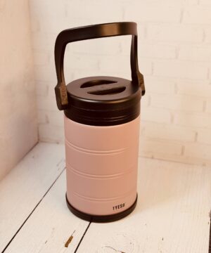 کول باکس پرتابل تایسو TYESO بزرگ حجم 6.6لیتر کد TS-01037 استیل ضد زنگ استیل دوجداره 304 ظرفیت بالا بدون نشتی عایق بادوام طراحی زیبا،شیک و بادوام قابلیت نگه داری دما سرد و گرم مناسب برای کمپینگ و سفر دارای دسته محکم و قابل حمل  مجهز به یک دسته ارگونومیک تقویت شده قفل های جانبی ایمن برای حمل اسان و جا به جایی پایدار، حتی در صورت پر بودن رنگ‌های معمولی: سفید، صورتی، مشکی، سبز اندازه محصول: 220.6*37.7 سانتی‌متر مکانیزم قفل دو طرفه، آب‌بندی محکم را برای جلوگیری از نشت و ریختن تضمین می‌کند و محتویات را تازه و تمیز نگه می‌دارد.  ساخته شده از آستر داخلی PP بدون BPA، بدون PVC، سازگار با محیط زیست با عایق فوم PU - ایمن، بادوام و بدون بو. مناسب برای پارک، ساحل، پیک‌نیک، کمپینگ، سفرهای جاده‌ای، ماهیگیری یا هر ماجراجویی دیگر در فضای باز.